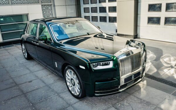 Rent Rolls Royce V12 in Dubai